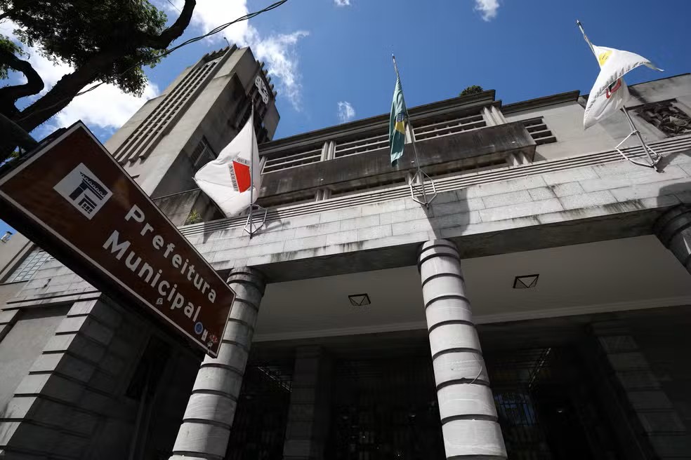 Sancionada lei que reajusta salário dos servidores municipais